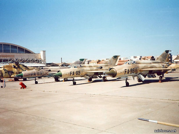 Dos aviones MiG chocan en Argelia, los pilotos muertos