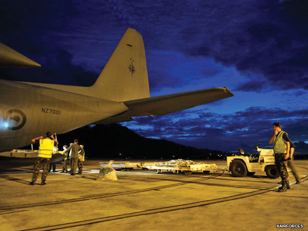 RNZAF 40 Sqn C-130 Hercules delivers aid to Aitutaki Island