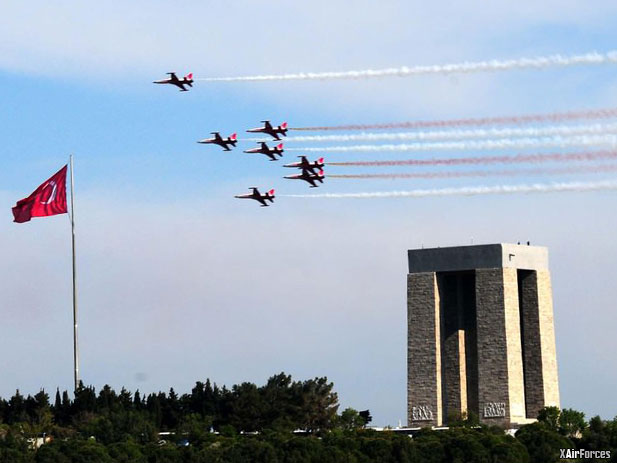 Türk Yıldızları Çanakkale Şehitleri'ni selamladı