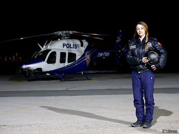 Türk Polisinin ilk kadın helikopter pilotu tarihe geçti