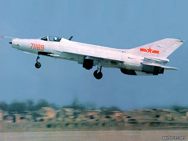 Chinese J-7  jet crashes into house; 4 injured